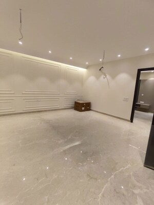Furnished Amenities in 3 BHK Builder Floor at Paschim Vihar – for Sale