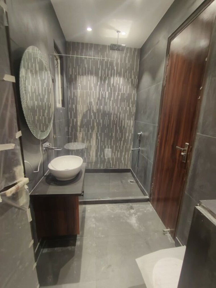 Bathroom, paschim vihar 3 Bedroom 200 Sq.Yd. Builder Floor In Paschim Vihar Delhi 10782836