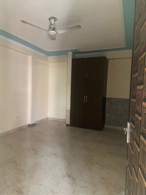 Room in 4 BHK Builder Floor at Sector 23 – for Rent