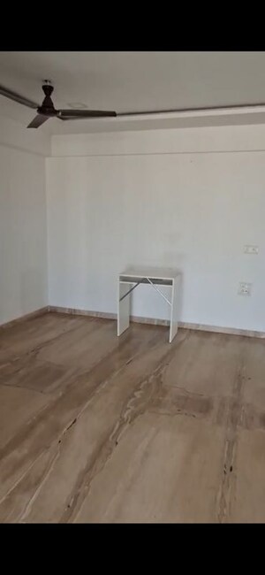 Room in 2 BHK Apartment at Neminath Luxeria, Andheri West – for Rent