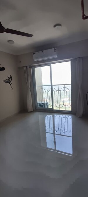 Room in 1 BHK Apartment at Raunak Unnathi Woods Phase 3, Ghodbunder Road – for Rent