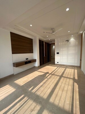 Room in 6 BHK Independent House at Sector 85 – for Sale