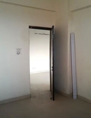 Room in 3.5 BHK Apartment at Morta – for Sale
