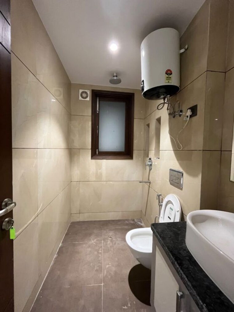 Bathroom, freedom fighters vihar 4 Bedroom 2000 Sq.Ft. Builder Floor In Freedom Fighters Vihar Delhi 10782927