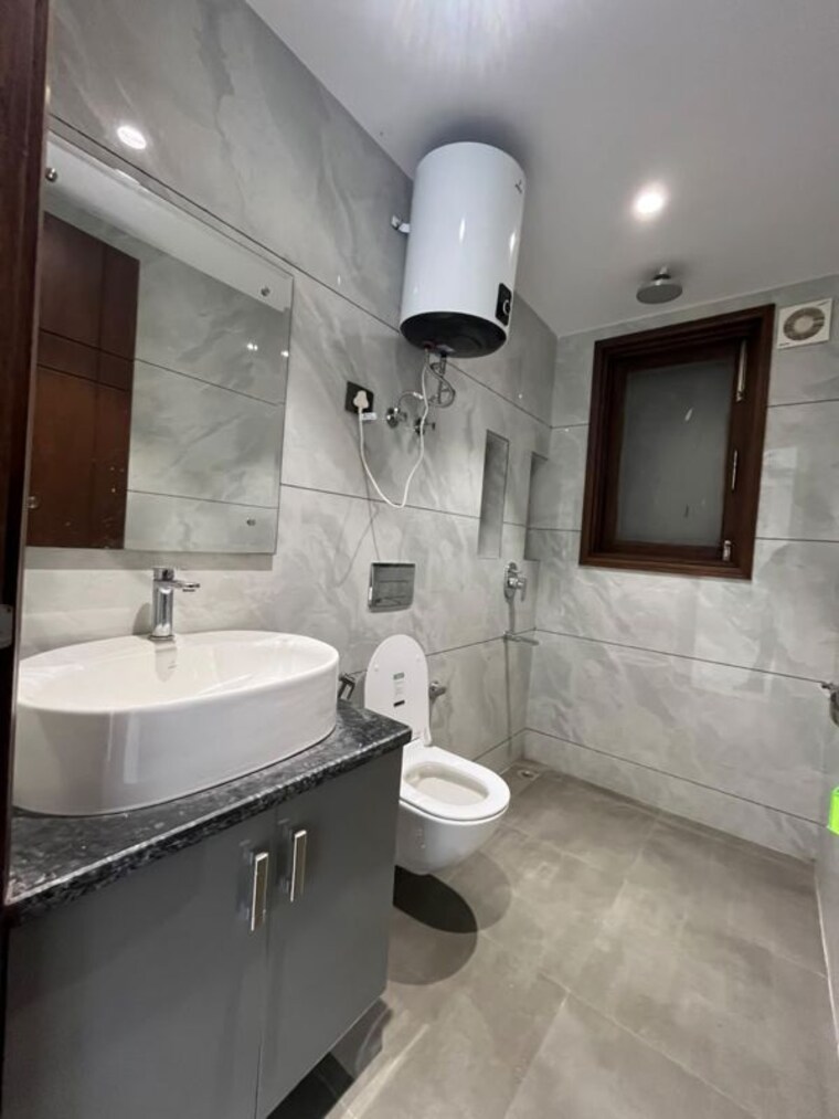 Bathroom, freedom fighters vihar 4 Bedroom 2000 Sq.Ft. Builder Floor In Freedom Fighters Vihar Delhi 10782927