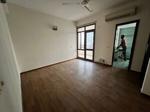 Room in 5 BHK Villa at Unitech The Villas, Sector 33 – for Sale