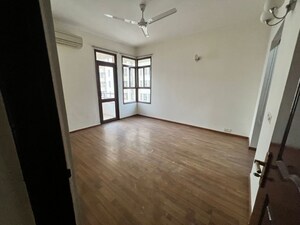 Room in 5 BHK Villa at Unitech The Villas, Sector 33 – for Sale