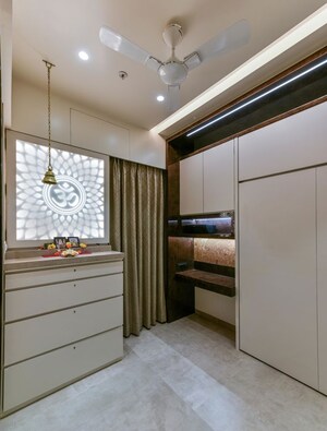Room in 4 BHK Apartment at Magnum Tower, Parel – for Sale