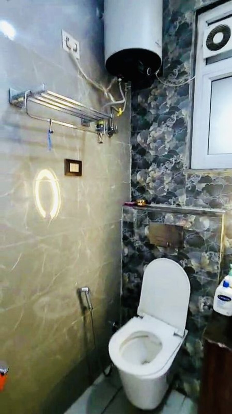 Washroom, ss-mayfield-gardens 3 Bedroom 1550 Sq.Ft. Apartment In Sector 51 Gurgaon 10782995