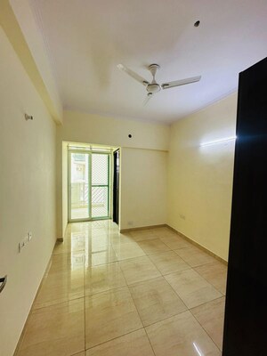 Room in 3 BHK Apartment at Gaur Saundaryam, Tech Zone 4 Greater Noida – for Rent