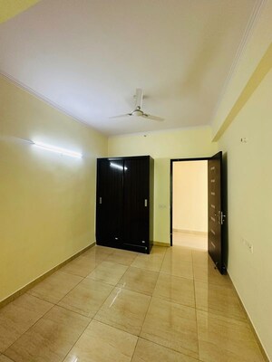 Room in 3 BHK Apartment at Gaur Saundaryam, Tech Zone 4 Greater Noida – for Rent