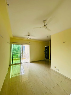 Room in 3 BHK Apartment at Gaur Saundaryam, Tech Zone 4 Greater Noida – for Rent