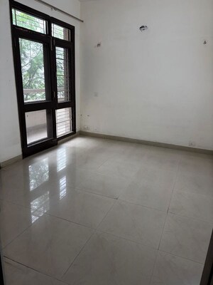 Room in 3.5 BHK Builder Floor at Unitech South City II, Sector 50 – for Rent