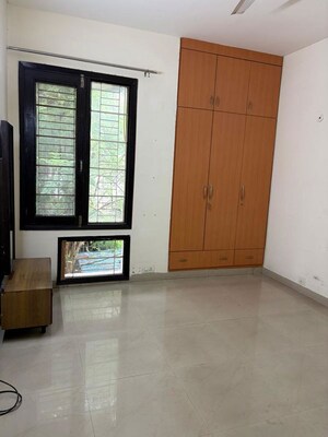 Room in 3.5 BHK Builder Floor at Unitech South City II, Sector 50 – for Rent