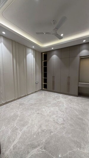 Room in 4 BHK Builder Floor at Sushant Lok I – for Sale
