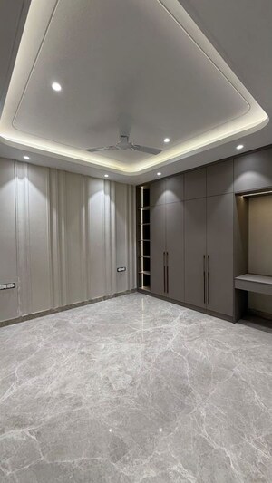 Room in 4 BHK Builder Floor at Sushant Lok I – for Sale