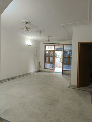Room in 3 BHK Builder Floor at Uppal Southend, Sector 49 – for Rent