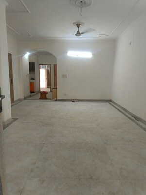 Room in 3 BHK Builder Floor at Uppal Southend, Sector 49 – for Rent