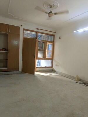 Room in 3 BHK Builder Floor at Uppal Southend, Sector 49 – for Rent