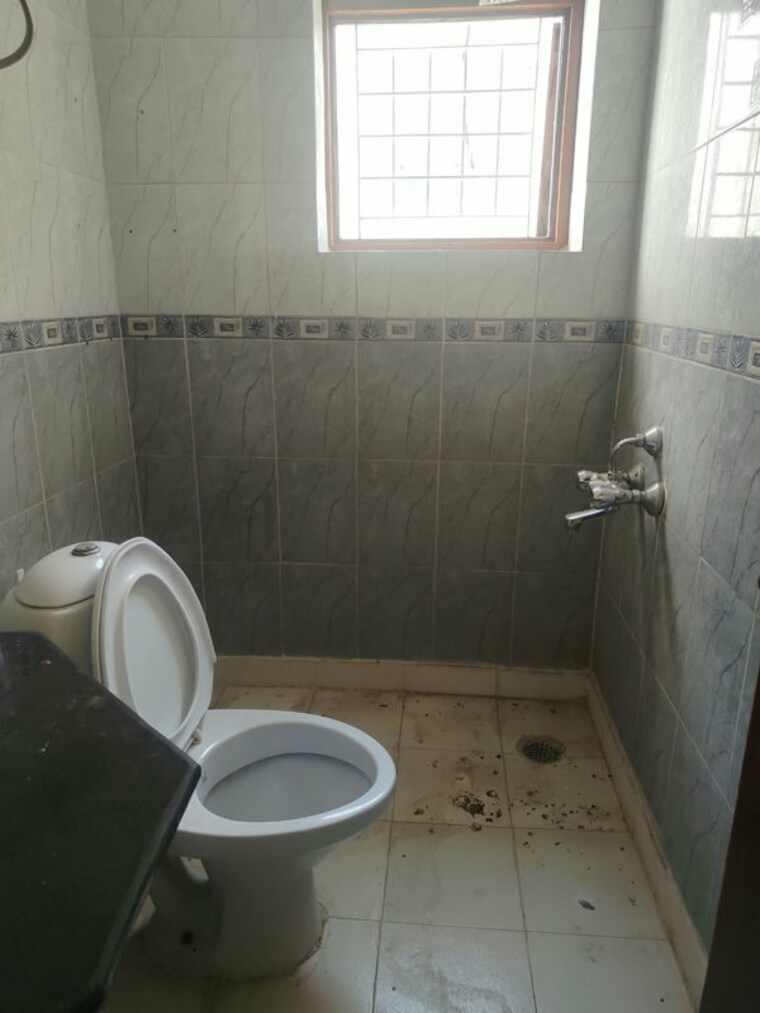 Bathroom, ss-the-palladians 3 Bedroom 1550 Sq.Ft. Apartment In Sector 47 Gurgaon 10783087