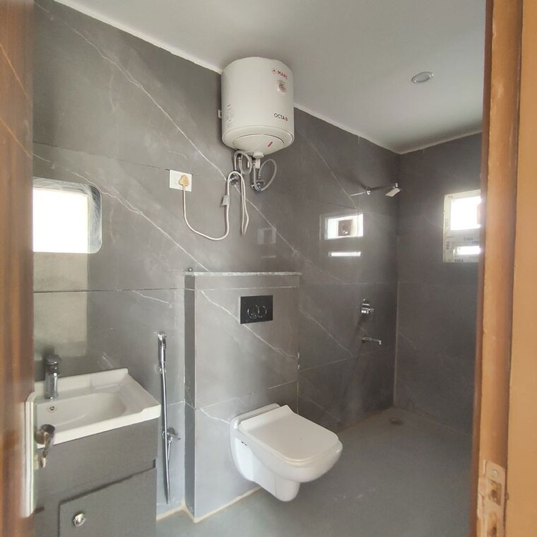 Bathroom, chattarpur 3 Bedroom 1600 Sq.Ft. Builder Floor In Chattarpur Delhi 10783211