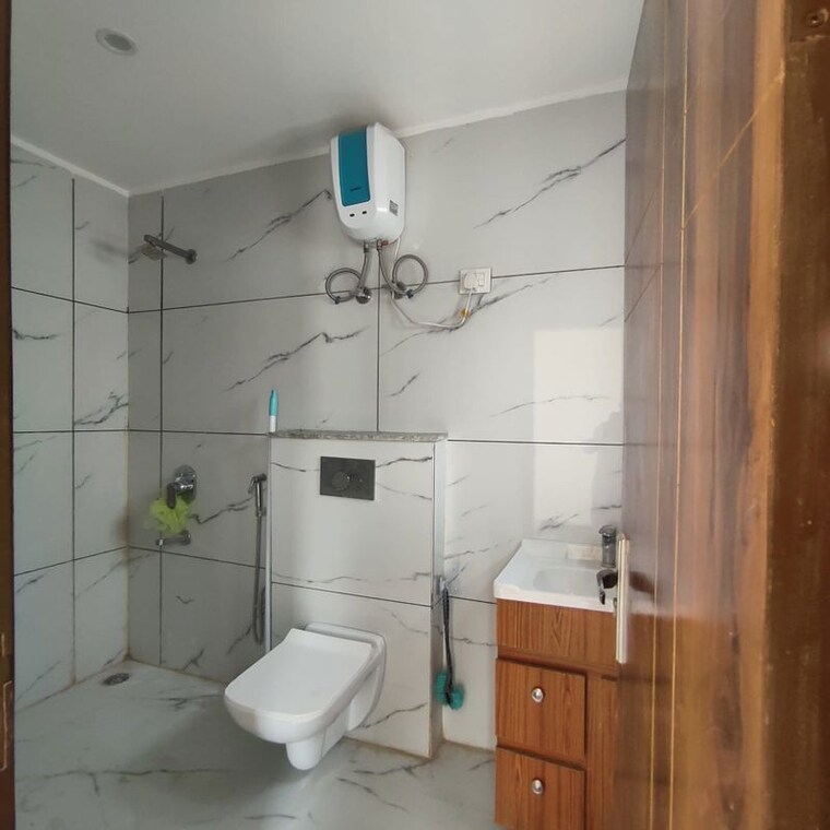 Bathroom, chattarpur 3 Bedroom 1600 Sq.Ft. Builder Floor In Chattarpur Delhi 10783211