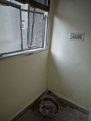 Room in 2.5 BHK Apartment at Mayur Vihar – for Rent
