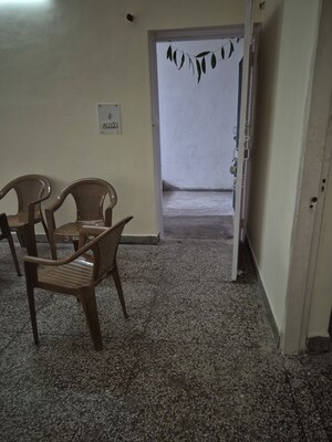 Room in 2.5 BHK Apartment at Mayur Vihar – for Rent