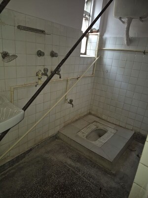 Washroom in 2.5 BHK Apartment at Mayur Vihar – for Rent
