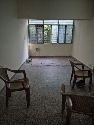 Furnished Amenities in 2.5 BHK Apartment at Mayur Vihar – for Rent