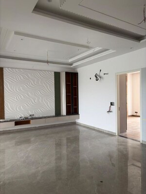 Room in 6 BHK Independent House at Sector 82 – for Sale