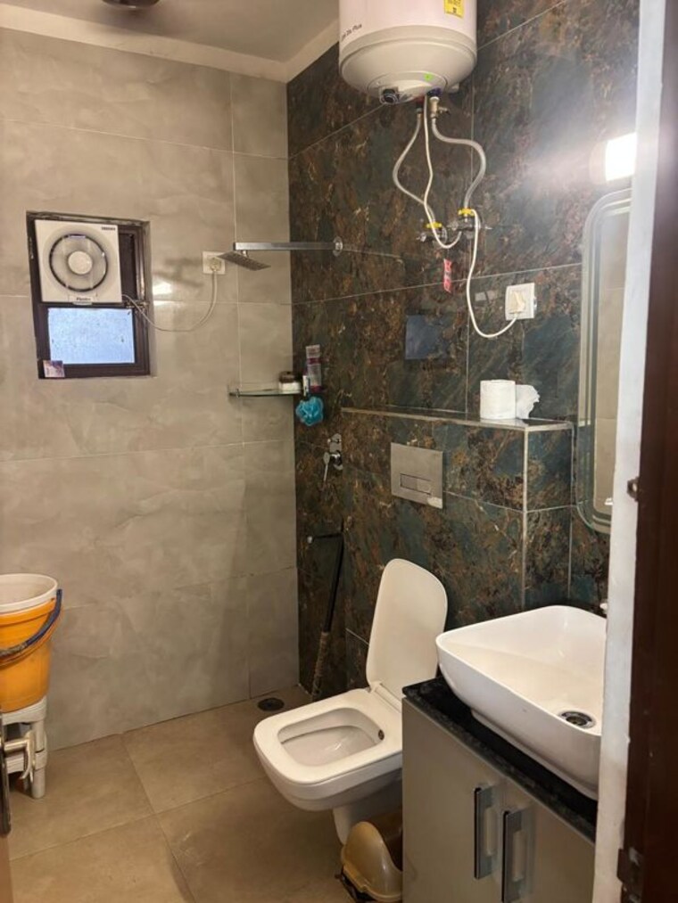 Bathroom, unitech-heritage-city 2 Bedroom 1250 Sq.Ft. Apartment In Sector 25 Gurgaon 10783588