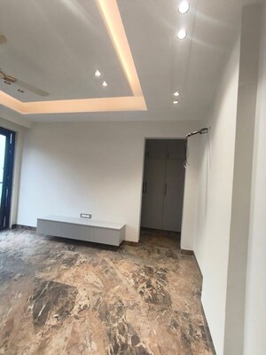Room in 3 BHK Builder Floor at Sushant Lok I – for Rent