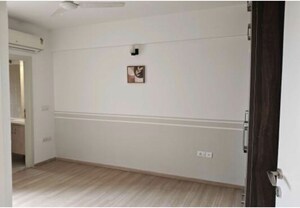 Room in 3 BHK Apartment at DLF Regal Gardens, Sector 90 – for Rent