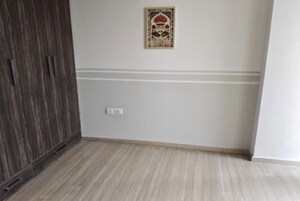 Room in 3 BHK Apartment at DLF Regal Gardens, Sector 90 – for Rent