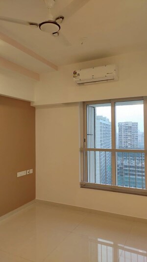 Room in 2 BHK Apartment at Kalpataru Vivant, Jogeshwari East – for Rent