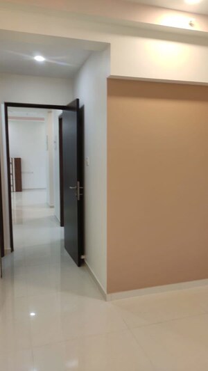 Room in 2 BHK Apartment at Kalpataru Vivant, Jogeshwari East – for Rent