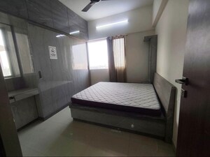 2 BHK Apartment For Rent in Omkar Signet, Malad East