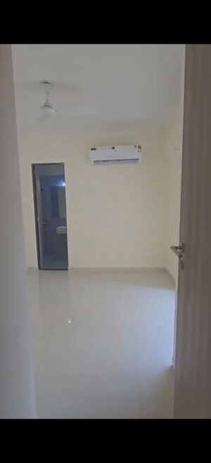 Room in 2 BHK Apartment at Ashar Axis, Majiwada – for Rent