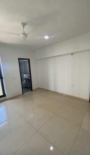 Room in 3 BHK Apartment at Kalpataru Woods Ville, Powai – for Rent