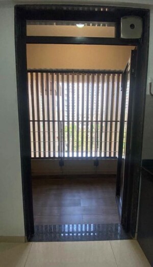 Room in 3 BHK Apartment at Kalpataru Woods Ville, Powai – for Rent