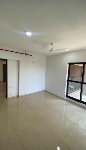 Room in 3 BHK Apartment at Kalpataru Woods Ville, Powai – for Rent