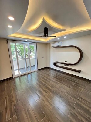 Room in 3 BHK Builder Floor at Nehru Enclave – for Rent