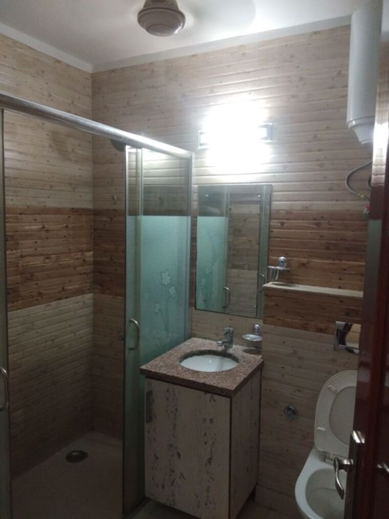 Bathroom, hauz khas 3 Bedroom 2000 Sq.Ft. Builder Floor In Hauz Khas Delhi 10784065
