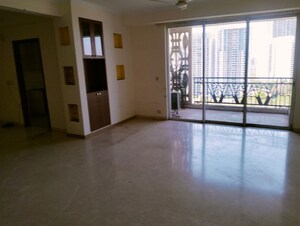 Room in 4 BHK Apartment at DLF The Summit, Dlf Phase V – for Sale