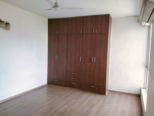 Room in 4 BHK Apartment at DLF The Summit, Dlf Phase V – for Sale