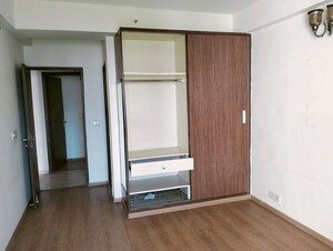Room in 4 BHK Apartment at DLF The Summit, Dlf Phase V – for Sale