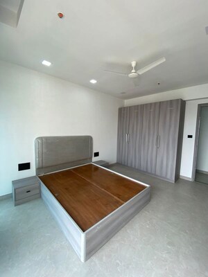 Room in 4 BHK Apartment at Khar West – for Sale