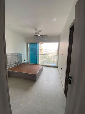 Room in 4 BHK Apartment at Khar West – for Sale