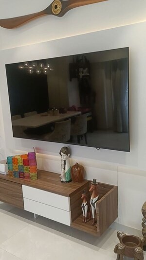 Furnished Amenities in 3 BHK Apartment at Juhu Pearl, Juhu – for Rent